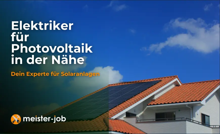 Erfahrener Elektriker für Photovoltaik in der Nähe installiert eine Solaranlage auf einem Hausdach für maximale Energieeffizienz.