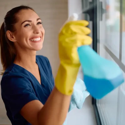 Gebäudereiniger mit Reinigungsmaschine in Bürogebäude
