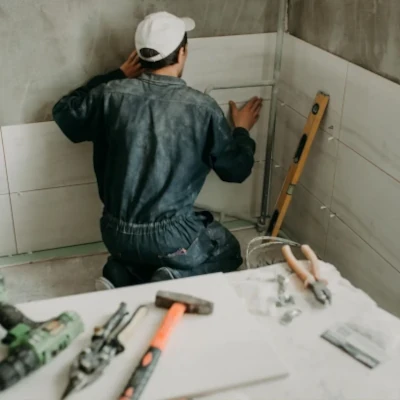 Boden- und Estrichleger verlegt Estrich und Bodenbeläge professionell