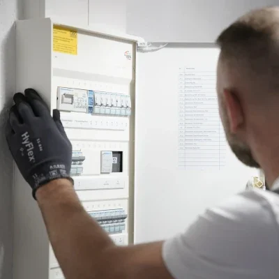 Handwerker-Team arbeitet gemeinsam an einem Bauprojekt