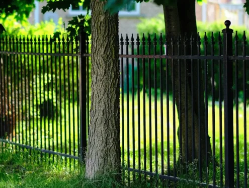 Handwerker beim Bau eines neuen Gartenzauns – Zaunbau Kosten im Blick