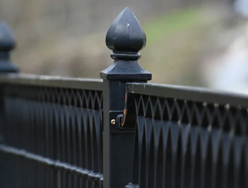 2 Meter hoher Gartenzaun sorgt für Sichtschutz und Sicherheit im Garten